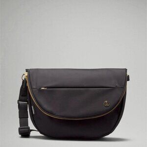 Lululemon All Night Festival Bag 5L Black Gold – Trendy Crossbody